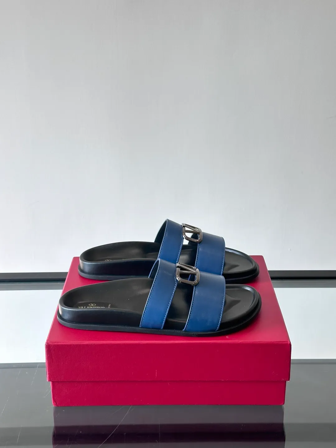Men's shoes 💰p320 "VALENTINO" Valentino Men's 🧍‍♂️ Spring and summer new style metal rivet flat slippers, elegant sandals, the same style worn by celebrities, original molding, imported calfskin. Rubber outsole. Soft and durable, full set of counter packaging size: 39-44 (customized at 38.45.46)